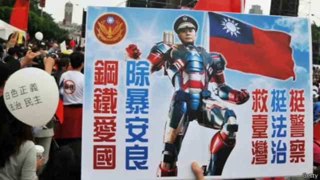 此前国民党支持者抗议反对台湾学生抗议导致同警察冲突