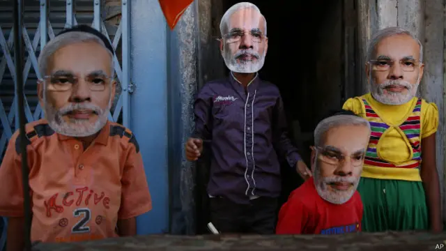 वाराणसी में मोदी के मुखौटों के साथ बच्चे.