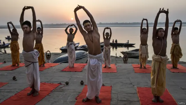बनारस के घाट पर योग करते बच्चे.
