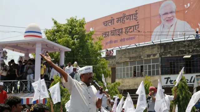 अरविंद केजरीवाल वाराणसी में चुनाव प्रचार करते हुए.