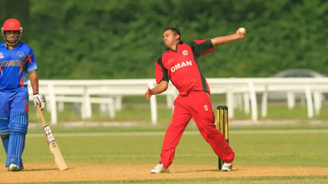 عمان پچه وګټله او لومړی یې خپله منډې کولې خو توپ اچونکو ته یې ډېر څه پرېنښودل.