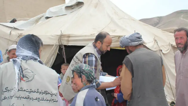 یو تعداد مرسته رسونکو سازمانونو لنډ مهال کلینیکونه جوړ کړي او ماشومانو ته پولیو واکسین ور کوي.