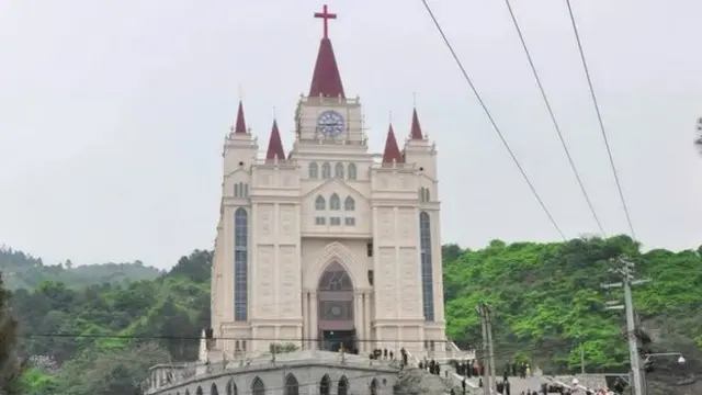 在大多數中國城市裏，最高大的建築物一般都屬於中共的黨政機關。但在溫州，最顯眼的建築卻是教堂。