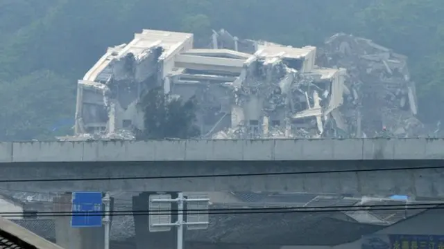 我周日到訪三江時，警方的封鎖線還在，但三江教堂已變成一大堆瓦礫。