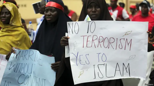 नाइजीरिया में प्रदर्शन करते लोग