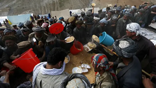 د بدخشان د ارګو ولسوالۍ د باریک اب په سیمه کې د تیرې جمعې پر ورځ شاوخوا ۳۰۰ کورونه تر خاورې لاندې شول.