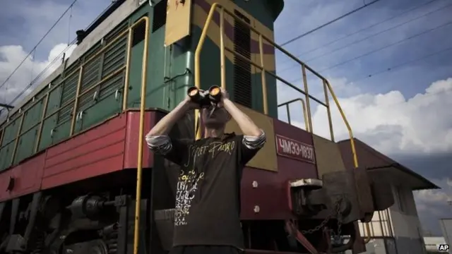 مسلحون مواليون لروسيا في سلوفيانسك يتابعون تحركات القوات الأوكرانية. 