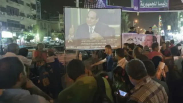 Мисрликлар ёзиб олинган интервьюни томоша қилиш учун Қоҳира кўчаларига йиғилган