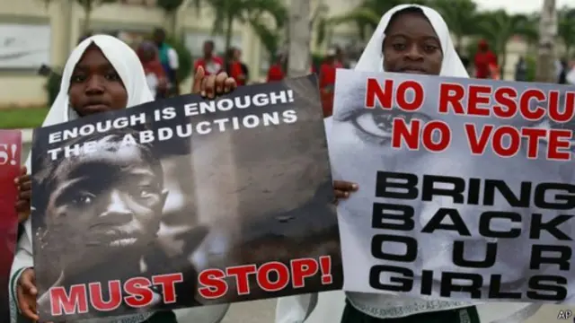 نظم مئات النيجيريين، غالبيتهم من النساء، مسيرة قبل أيام من أجل الضغط على الحكومة كي تبحث عن الفتيات.