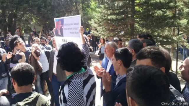Məhkəmə binası qarşısında dayanan fəallardan biri üzərində sabiq prezident Heydər Əliyevin "Ədalətsizliklə ədaləti bərpa etmək olmaz" cümləsi yazılmış şüar qaldırıb, lakin polis şüarı oxuduqdan sonra plakat kağızını qatlayıb aparıb. Foto Cəsur Sümərinliyə məxsusdur.