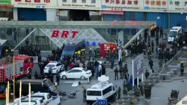Sebelumnya, kekerasan terjadi di stasiun kereta di kawasan barat Cina, Xinjiang, yang menewaskan tiga orang.