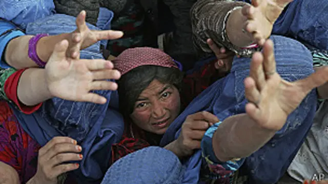 په بدخشان کې ځپل شوو ته د مرستو په وېش کې ګډوډي رامنځ ته شوې او ځینې مالونه لوټ شوي دي