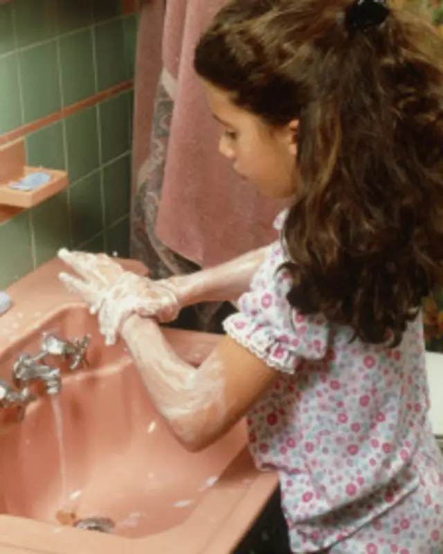 څېړونکي دا وړاندیز هم کوي، چې د لاسونو د سم پاکوالي لپاره باید ګوته او یا کوم داسې څیز وایستل شي، چې د جراثیمو د پاکېدو مخه نیسي.