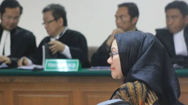 Ratu Atut Chosiyah dinonaktifkan sebagai gubernur Banten setelah divonis hukuman penjara akibat kasus suap.