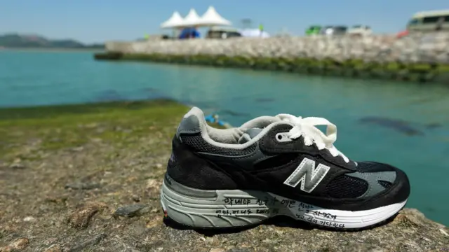 Sepatu di pelabuhan Jindo