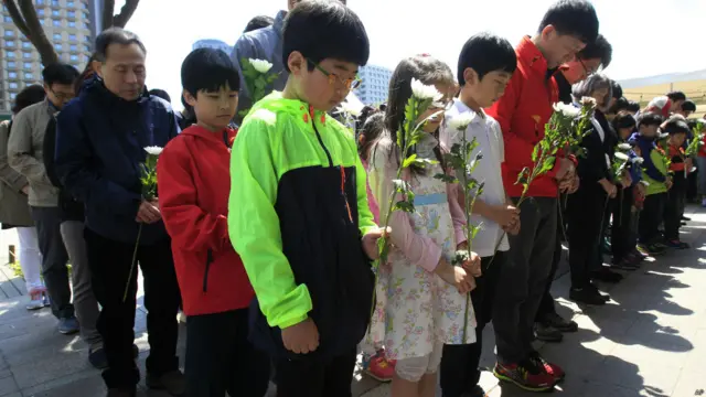 Anak-anak berdoa di Seoul