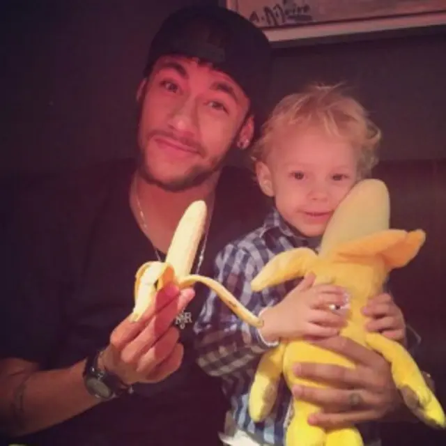 Neyma r e o filho comendo banana