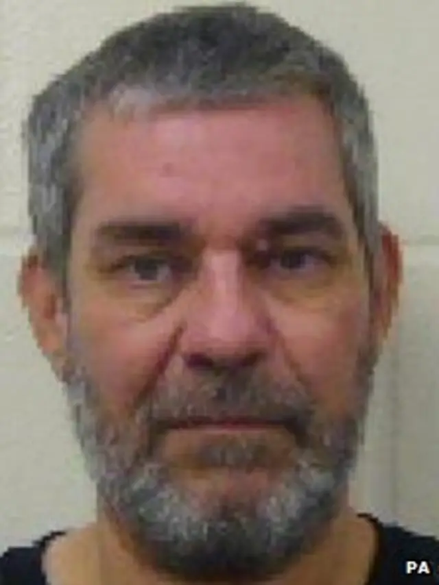 惠特利在搶劫期間,他用仿真手槍行兇