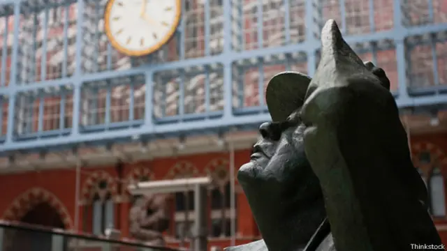 Статуя на вокзале Сент-Панкрас в Лондоне