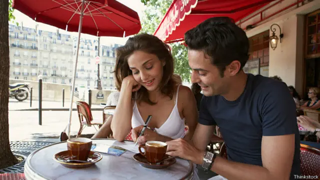 Парочка за столиком парижского кафе