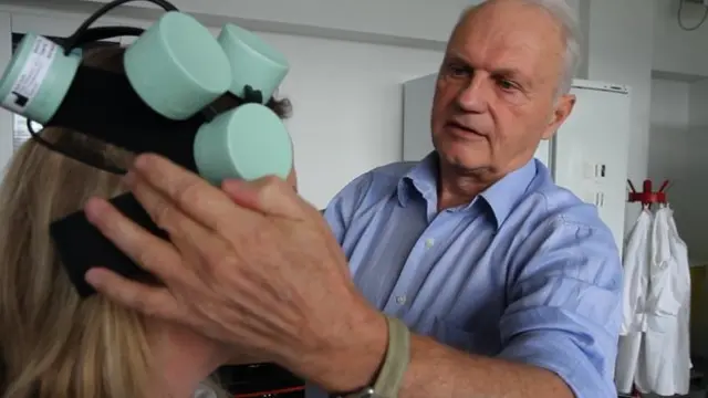 يقول ديسينغ إن الخوذة الدنماركية تعتمد على تكنولوجيا مختلفة تماما عن العلاج بالصدمات الكهربائية