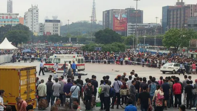 أخلت السلطات محطة القطار من المسافرين في أعقاب الهجوم