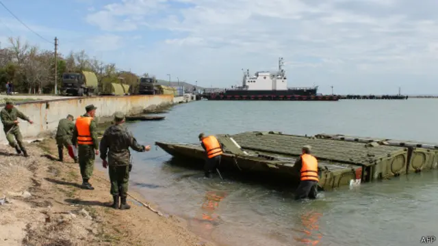 Военные инженеры наводят понтонную переправу