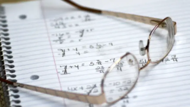 Dua hal yang berkaitan belum tentu memiliki hubungan sebab akibat. 