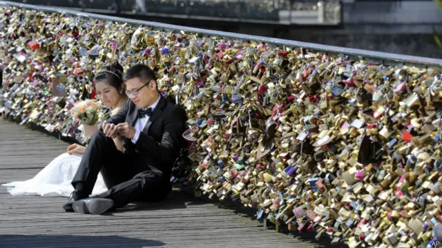 Casal visita Pont des Arts após casamento (foto: AP)