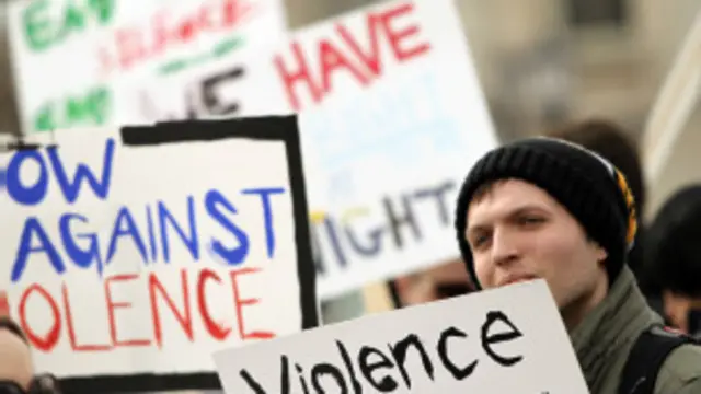 عادة ما يخرج الطلبة للتظاهر ضد العنف الذي يطال جامعاتهم بين الفينة والأخرى بسبب الاختلافات السياسية والفكرية.