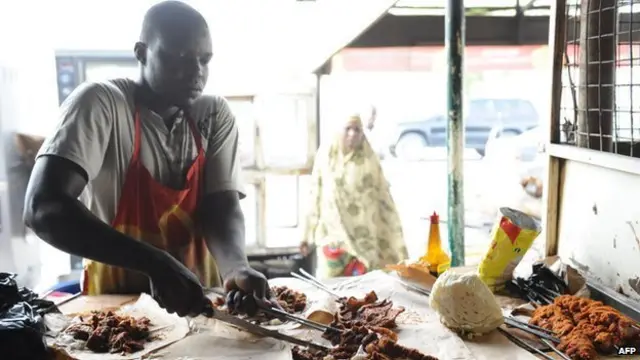 Un hombre cocina en Nigeria