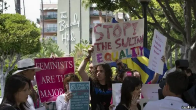 من بين المشاهير الذين يدعمون مقاطعة فندق بيفرلي هيلز جاي لينو، والين ديجينريس.