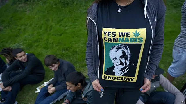 Camiseta con retrato de Mujica y marihuana