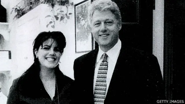 عکس خانم لوینسکی در دوره کارآموزی در کاخ سفید کنار بیل کلینتون