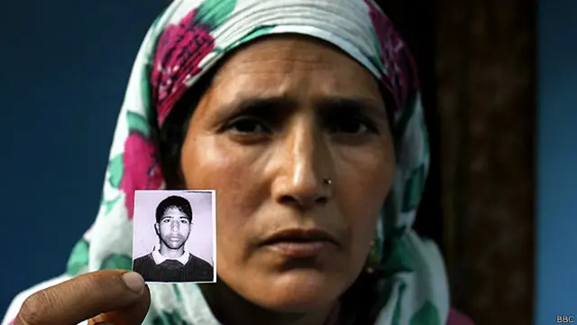 پلوامہ کی شکیلہ نے اپنے بیٹے وسیم صوفی کی تصویر دکھا کر شدید تشویش کا اظہار کیا