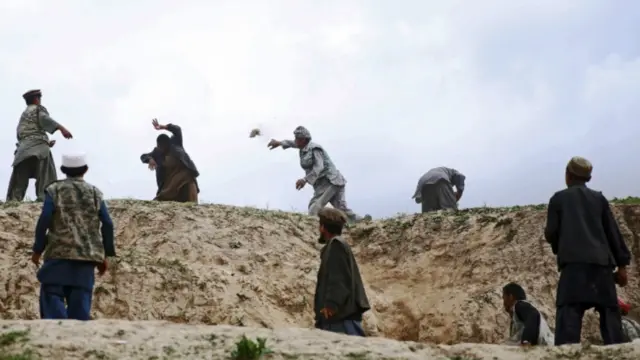 حکومتي چارواکي بیا ټینګار کوي، چې دوی د مرستې رسونې د بهیر د سمون په موخه ځینې ګامونه په نظر کې نیولي دي.