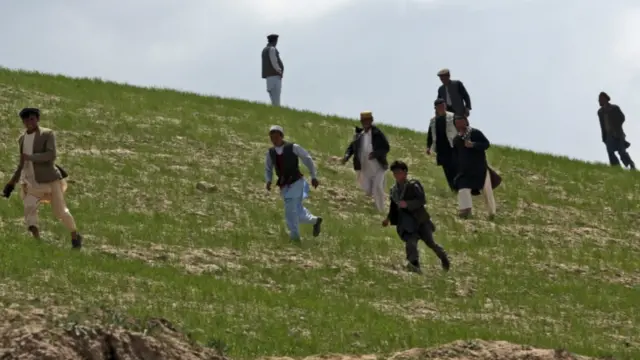 د ولسي جرګې یوه غړي عبدالرحیم ایوبي بي بي سي ته وویل، ځینې حکومتي چارواکي او اشخاص په مرستندویه توکیو کې د درغلۍ په موخه په لوی لاس ګډوډۍ ته لمن وهي.