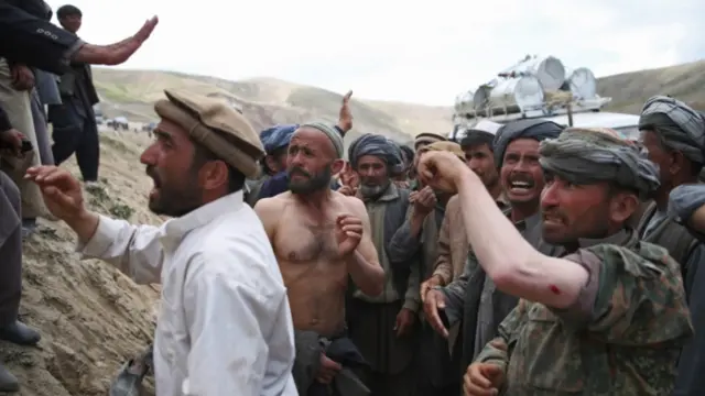 د مرستو د وېش په سیمه کې ګډوډي رامنځته شوه چې وروسته پولیسو په هوايي ډزو راټول شوي خلک خواره واره کړل.