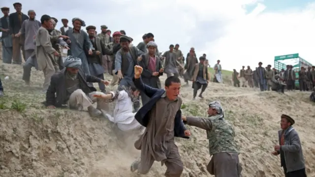 د مرستو لړۍ یوازې څو ورځې وروسته اوس له ګډوډۍ سره مخامخ شوې ده.