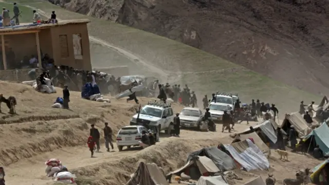 ولسي جرګې ځینې غړي حکومت د مرستې رسونې بهیر په تنظیم کې په ناغېړۍ تورنوي او ادعا کوي چې ځینې اشخاص په مرستو کې د درغلۍ په موخه په لوی لاس ګډوډۍ ته لمن وهي.