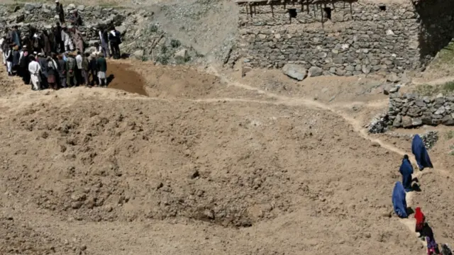 د ځايي چارواکو په وینا نن د مرستو د وېش پر سر په سیمه کې د راټولو شویو خلکو او حکومتي مامورینو تر منځ شخړه راپورته شوه، چې په پایله کې یې ځینې مواد لوټ شوي هم دي.