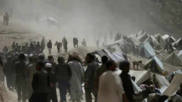 د بدخشان ولایت په ارګو ولسوالۍ کې د ځمکښوېدنې ځپلو وګړو سره د مرستو بهیر له ګډوډۍ سره مخامخ شوی دی.