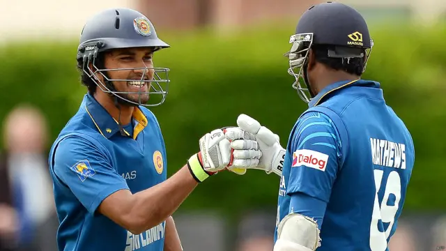 දිනේෂ් චන්දිමාල් සහ නායක ඇන්ජලෝ මැතිව් ප්‍රහාරයක ප්‍රීතිය හුවමාරු කර ගනිමින්.