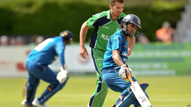 දිනේෂ් චන්දිමාල් තවත් ලකුණක් කරා දිව යමින්.