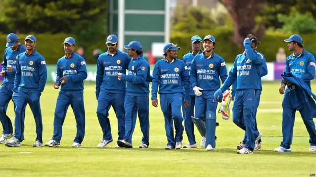 ශ්‍රී ලංකා කණ්ඩායම සිය ජයග්‍රහණයෙන් අනතුරුව පිටියෙන් ඉවත් වෙමින්.