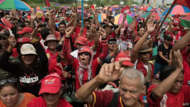 سرخ پوشان طرفدار شیناوات تهدید کرده‌اند به نفع او راهپیمایی خواهند کرد