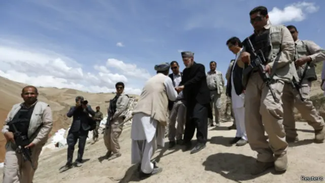 ځینې نیوکې کوي، چې کرزی تر پېښې ایله شپږ ورځې وروسته د ناورین ځای ته ولاړ. 