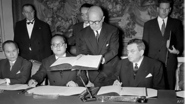 Primer ministro vietnamita Buu Loc (5º izq) y el presidente del consejo francés Joseph Laniel 