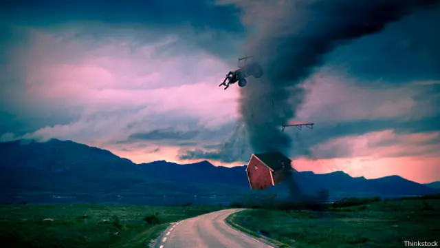 Торнадо сметает все на своем пути