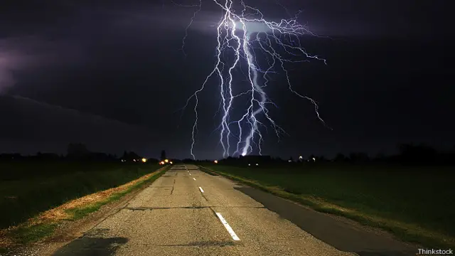 Молнии в ночном небе